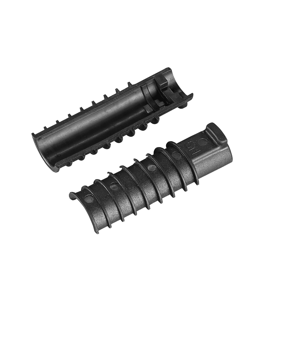 pro-di2-batterihallare.png Tvådelad, svart batterihållare för Di2-batteri, åtskilda på en vit bakgrund. Detaljerad textur och konstruktion framhävs i jämn, indirekt belysning, vilket ger en professionell produktpresentation.