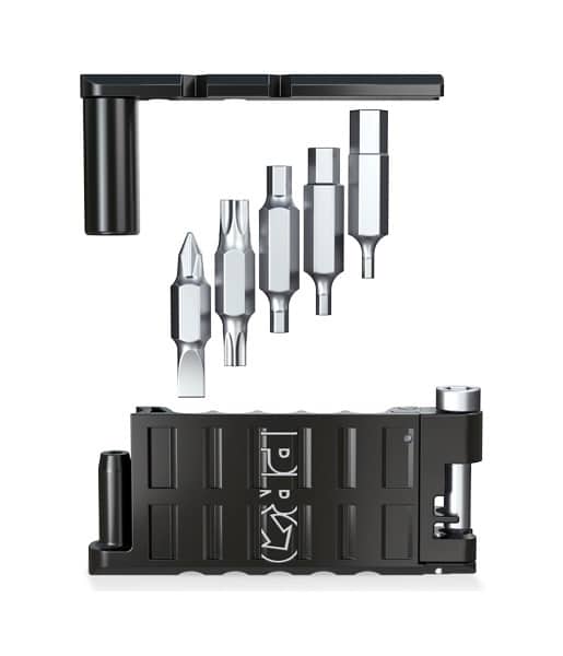 pro-mini-tool-16-3.jpg Detaljrik bild av ett multiverktyg från Pro, modellen 17F Performance, i aluminium. Verktyget visar diverse bitar och ett svart fodral med silverfärgad text. Bilden är tagen i studio med skuggor som ger djup.