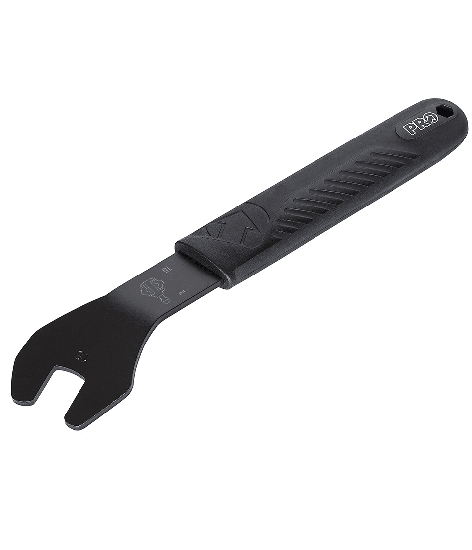 pro-pedalnyckel.png En svart pedalnyckel PRO 15 mm ligger mot en vit bakgrund. Nyckeln har ett greppvänligt handtag med PRO-logotypen. Ljuset är jämnt fördelat och framhäver verktygets detaljer.
