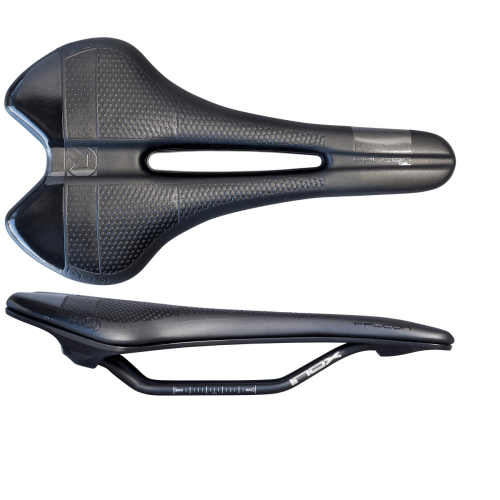 Svart Pro Falcon Gel cykelsadel i två vinklar, med detaljerad textur och INOX-skenor. Stämningsfull belysning framhäver sadelns aerodynamiska design och komfortfunktioner. Perfekt för landsvägscykling.