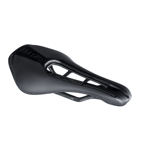 Svart PRO Stealth Superlight sadel i kolfiber, presenterad i en studio med jämn belysning. Detaljer som logotypen och "STEALTH" är tydligt synliga, vilket framhäver sadelns lätta design.