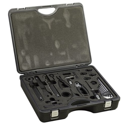 Verktygslåda Pro Advanced toolbox öppen, med 25 verktyg prydligt placerade i formskurna fack. Lådan är svart plast och har en robust känsla, under bra ljusförhållanden.