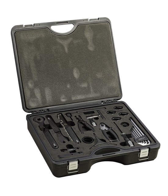 pro-toolbox-adv-open.jpg Verktygslåda Pro Advanced toolbox öppen, med 25 verktyg prydligt placerade i formskurna fack. Lådan är svart plast och har en robust känsla, under bra ljusförhållanden.