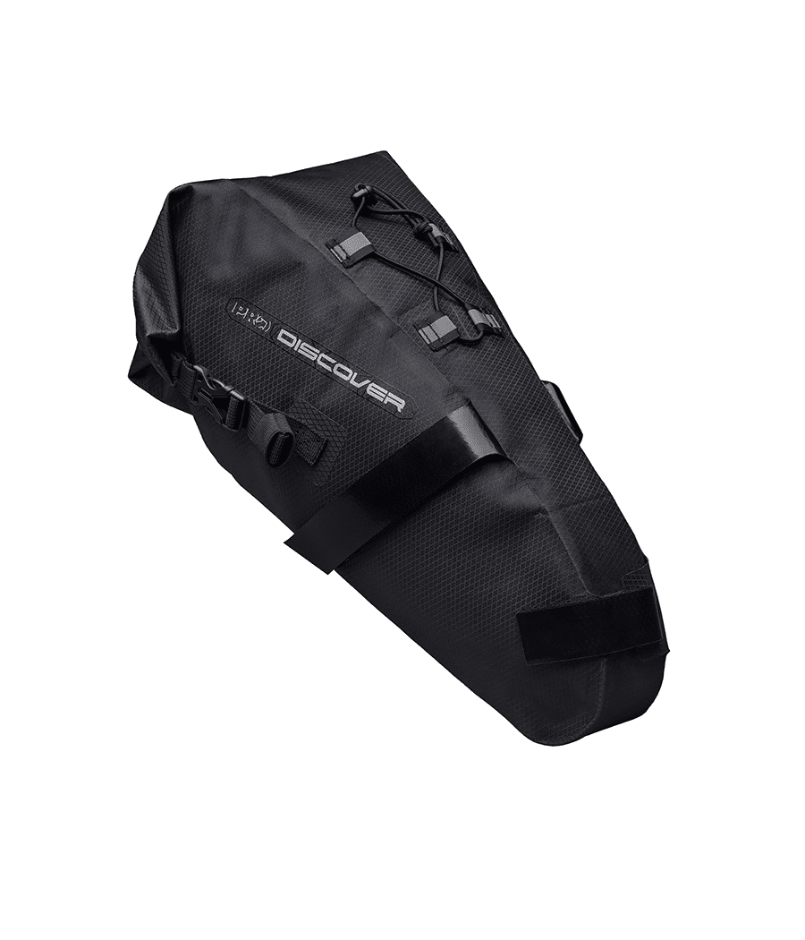 pro.discover.gravel.vaska_.png Gravelväska Pro sadelväska 10L är en svart, vattentät sadelväska för cykel med sidospännen och remmar, med "DISCOVER" i vitt på sidan, mot en vit bakgrund.