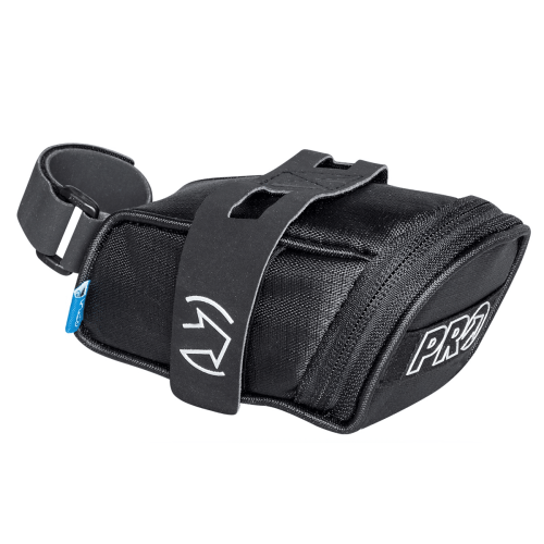 Pro mini strap sadelväska med spännrem är en svart, kompakt sadelväska med blixtlåsförsett fack, säkra kardborreband och en vit PRO-logotyp på sidan, utformad för att fästas under en cykelsadel.