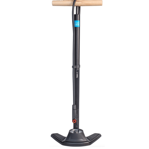 En detaljerad bild av en svart Pro Team HP golvpump med trähantag, tydlig mätare och robust fot. Den ljusa bakgrunden framhäver produktens design och funktioner.