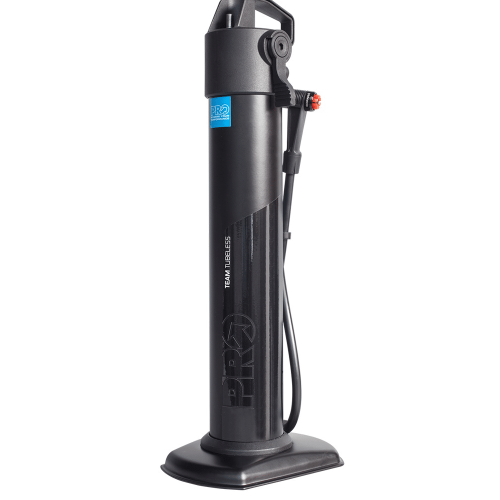 Svart Kompressor Pro Team Tubeless golvpump i stål från PRO, mot en ren vit bakgrund. Belysningen är jämn och framhäver produktens konturer och texturer. Pumpen är detaljerad.