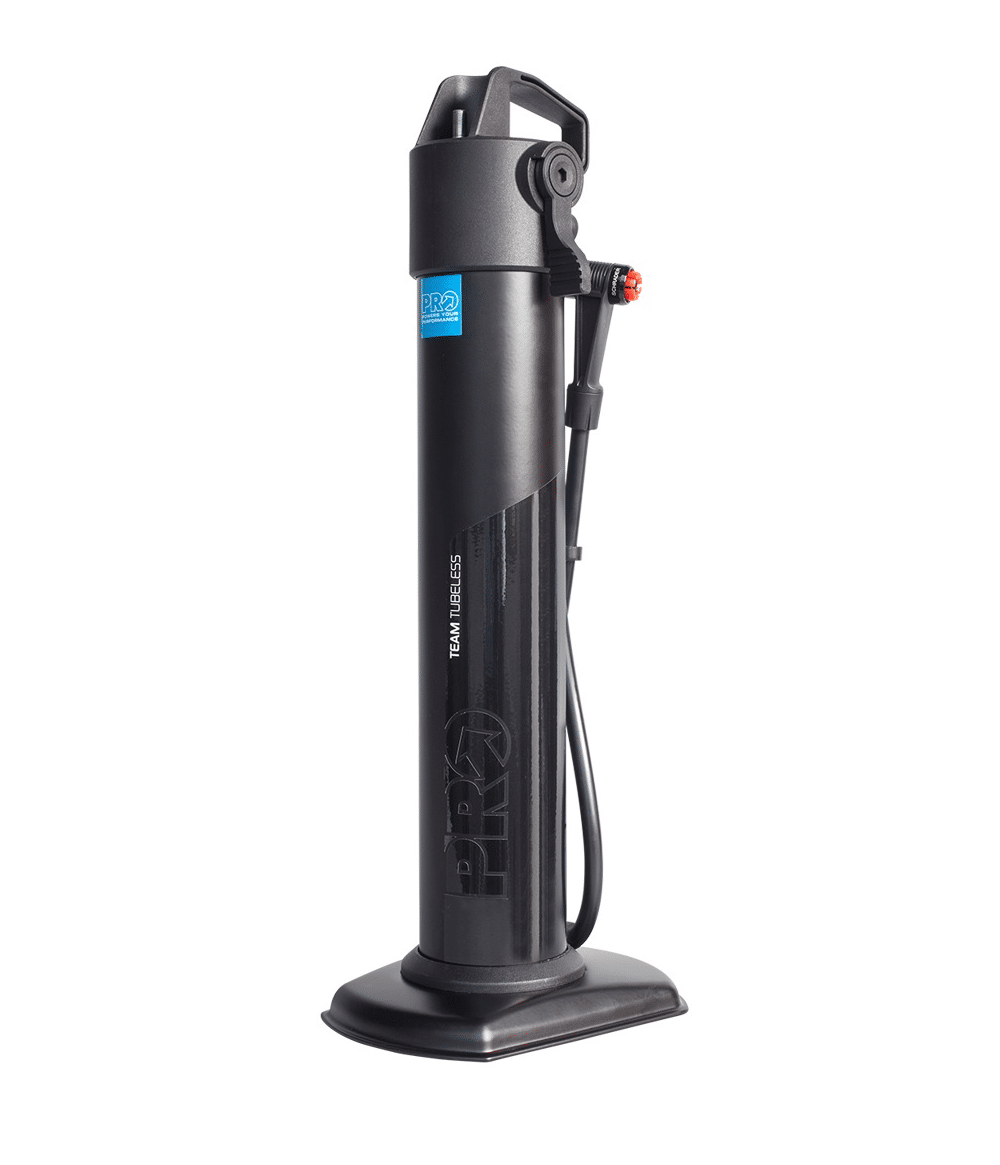 pro.team_.tubeless.png Svart Kompressor Pro Team Tubeless golvpump i stål från PRO, mot en ren vit bakgrund. Belysningen är jämn och framhäver produktens konturer och texturer. Pumpen är detaljerad.