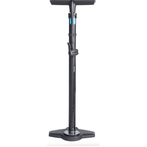 En golvpump Pro Touring i stål, med tydlig mätare och T-format handtag, står i ett välbelyst utrymme. Pumpen är elegant designad och redo för användning.