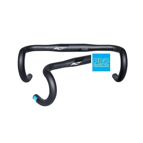 Närbild på två svarta PRO PLT Compact racercykelstyren placerade ovanpå varandra på en vit bakgrund. Den övre är traditionellt utformad, den nedre har en djupare droppe. PRO logotypen syns tydligt.