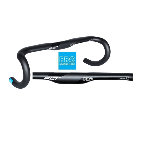 Svarta PRO PLT Compact Ergo racerstyren visas, med tydlig logotyp och ergonomisk design. Den matta finishen framhävs i starkt ljus. Avsedd för högpresterande cykling.