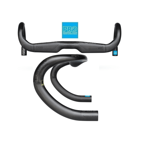 Kolfiberstyret PRO Vibe Aero Superlight Compact visas mot en vit bakgrund. Det aerodynamiska styret framhävs av ljuset, vilket framhäver dess textur och form.
