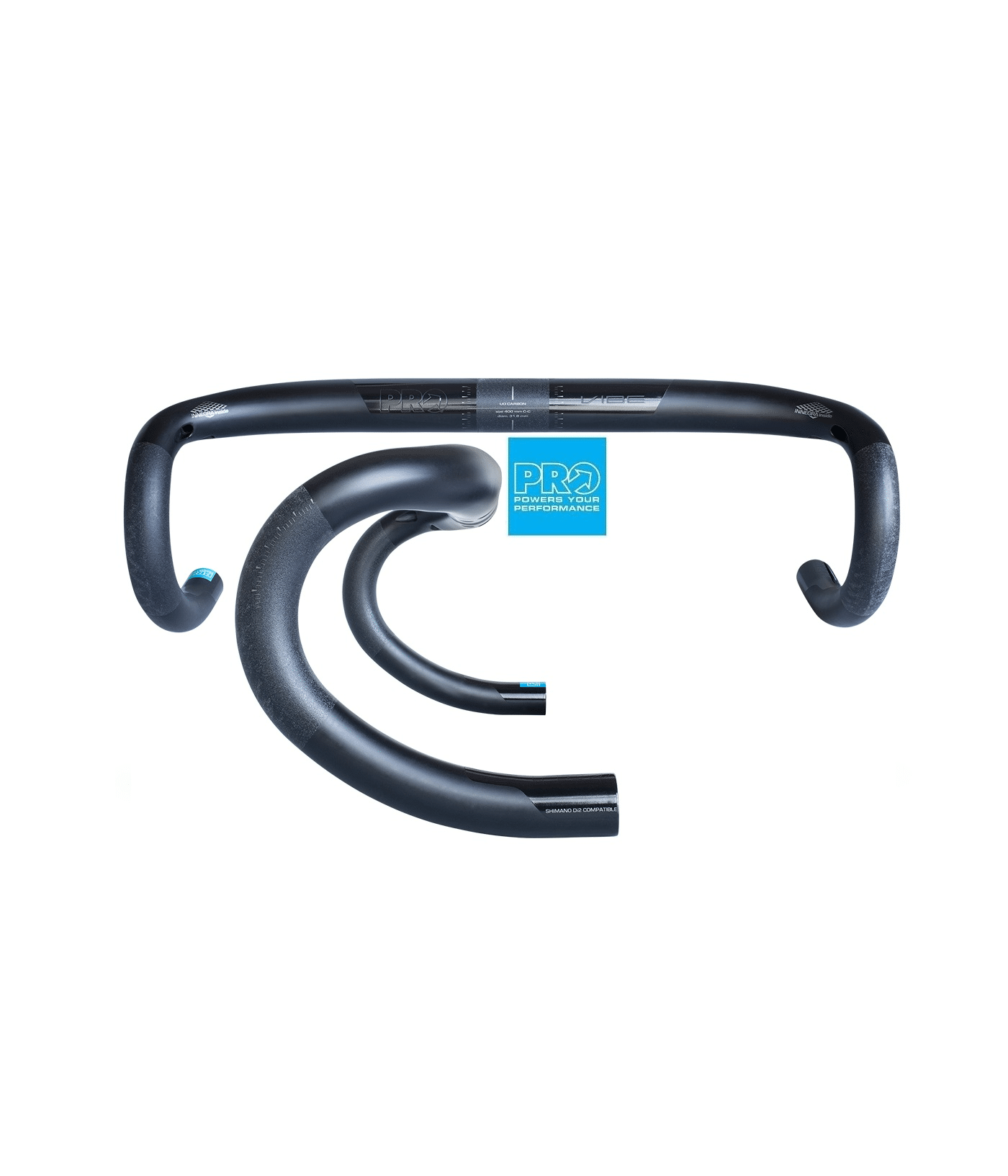 racerstyre-pro-vibe-anatomiskt-carbon.png En svart PRO Vibe anatomisk carbon racerstyre visas mot en vit bakgrund, med optimal belysning som framhäver dess konturer och kolfiberstruktur. Styret andas hög prestanda och aerodynamisk design.