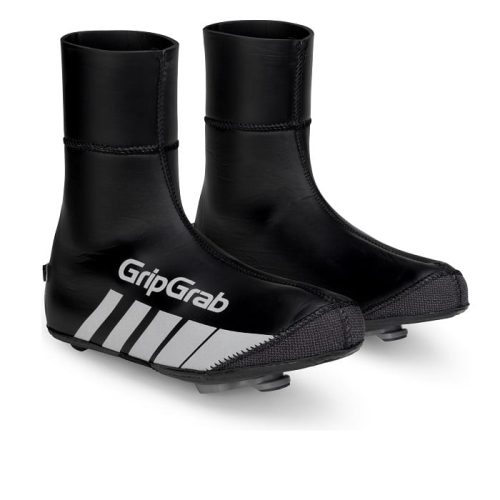 Ett par svarta GripGrab RaceThermo skoöverdrag för cykling med hög vrist, fet vit logotyp och vita diagonala ränder på sidan, mot en vit bakgrund.