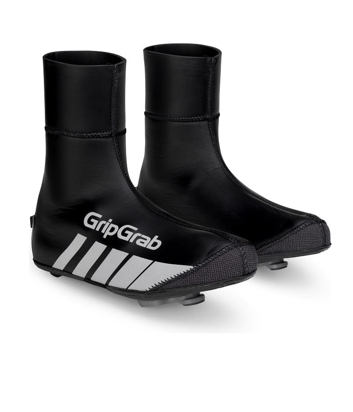 racethermo2021-.jpg Ett par svarta GripGrab RaceThermo skoöverdrag för cykling med hög vrist, fet vit logotyp och vita diagonala ränder på sidan, mot en vit bakgrund.