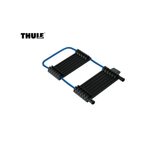 Rektangulärt Ramskydd Thule Carbon Frame Protector med svarta slitbanor och en blå flexibel kabel, mot en vit bakgrund med Thule-logotypen i det övre vänstra hörnet.