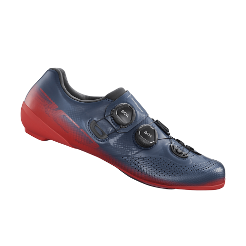 Landsvägssko Shimano SH-RC702, Röd/blå är en blå och röd cykelsko med två svarta BOA-knappar och en perforerad ovandel för ventilation.