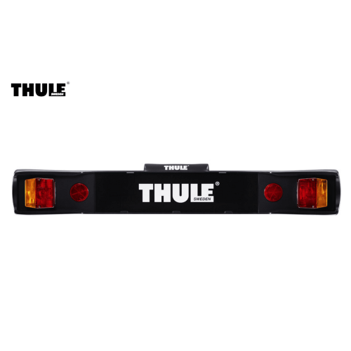 En Reservdel Thule Light Board i svart, med röda och gula lampor i vardera änden. Thule-logotypen visas i mitten och uppe till vänster, med ljusbrädan fotograferad på en vit bakgrund.