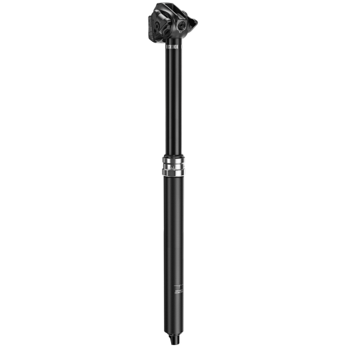 Den eleganta, svarta RockShox Reverb AXS Dropper Post, 31,6 mm, presenteras mot en ren, vit bakgrund. Detaljrik belysning framhäver dess moderna design och robusta konstruktion, vilket gör den till ett perfekt val för seriösa cyklister.