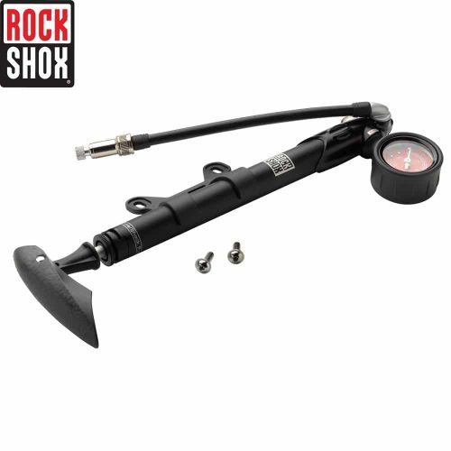 En detaljerad bild av en svart RockShox gaffelpump, presenterad mot en vit bakgrund med naturligt ljus. Pumpen har en tryckmätare och ett handtag, vilket understryker dess användning för Boxxer-gafflar.