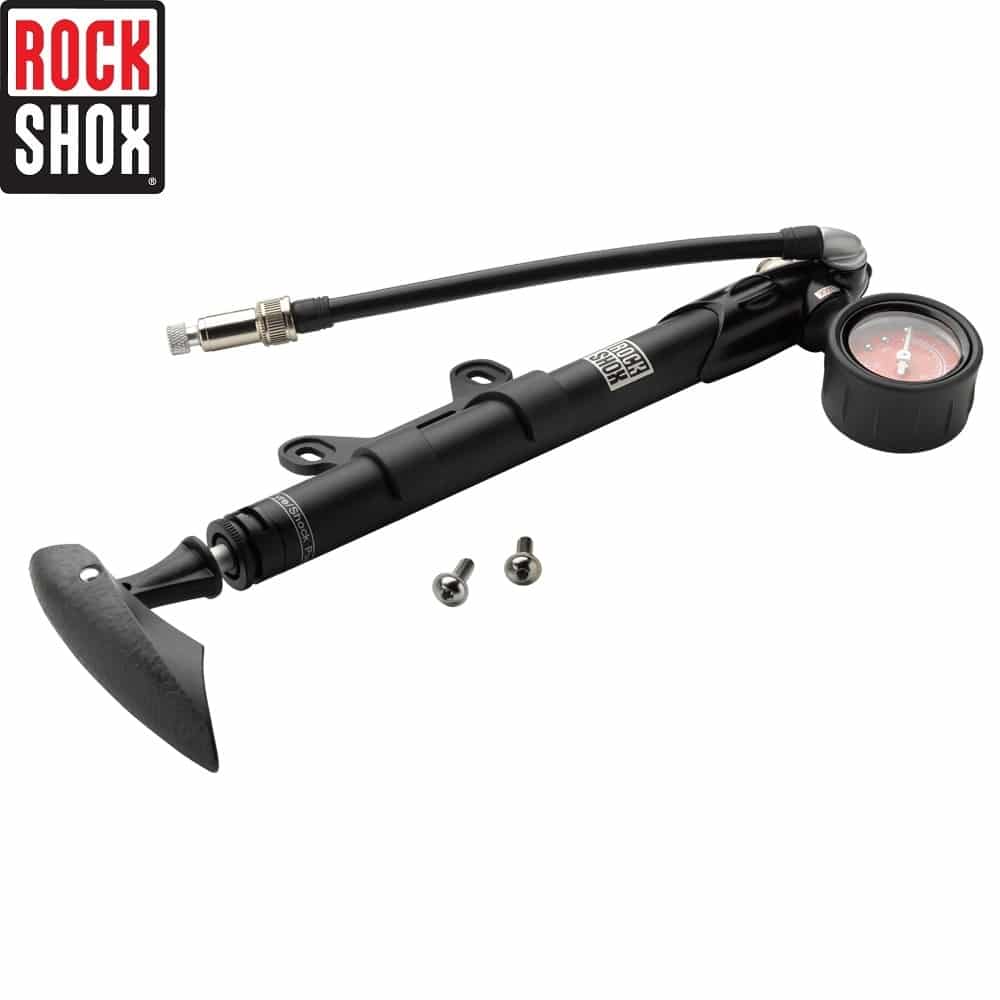 rs_pump_boxxer.jpg En detaljerad bild av en svart RockShox gaffelpump, presenterad mot en vit bakgrund med naturligt ljus. Pumpen har en tryckmätare och ett handtag, vilket understryker dess användning för Boxxer-gafflar.