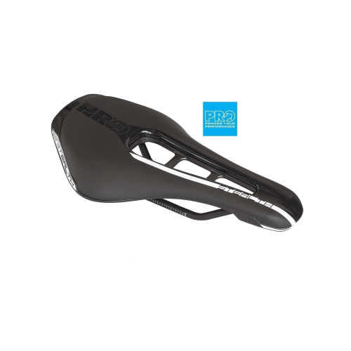 Svart PRO Stealth cykelsadel med vita detaljer och logotyp. Bilden är tagen i studio med jämnt ljus som framhäver detaljerna och den eleganta designen.