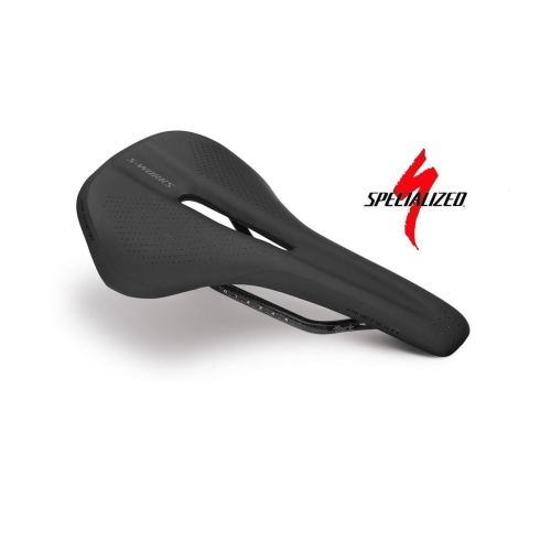 Den svarta cykelsadeln S-Works Phenom visas i en studiobelysning mot en vit bakgrund. Fokus ligger på detaljerna i sadelns design och material. Specialized-logotypen syns tydligt i rött.
