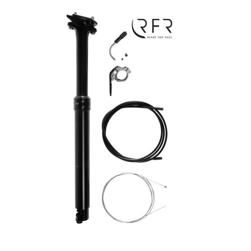 En sänkbar sadelstolpe RFR Telescope Pro, exponerad i en ren studiobelysning. Stolpen är svart och åtföljs av monteringsdelar som kablar och fästen, arrangerade på en vit bakgrund.