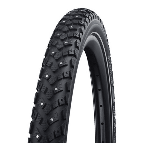 Dubbdäcket Schwalbe Winter 30-622 mm visas i detalj, med tydliga dubbar och mönster. Däcket har bra skärpa och ljuset framhäver de små metalldubbarna, vilket ger ett säkert grepp på isiga underlag.