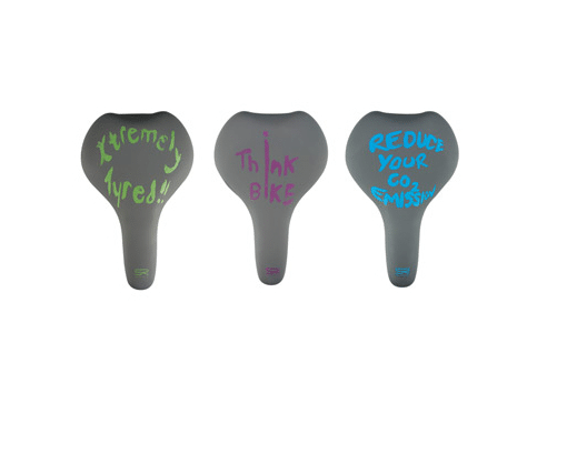 second-skin.png Tre grå cykelsadlar med olika slogans i neonfärger: "Xremely tired!!", "Think bike" och "Reduce your CO2 emission". En minimalistisk stil med starkt ljus och fokus på detaljerna.