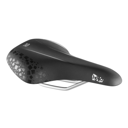 Detaljerad bild av en svart Selle Royal SR sadel Junior Hello 24 med geometriska mönster mot en vit bakgrund, perfekt för unga cyklister.