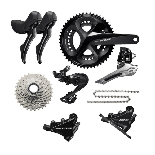 En Shimano 105 R7020 Disc grupp visas, bestående av växelreglage, kedjekrans, framväxel, bakväxel, kedja och bromsar, fotograferad i studiobelysning.