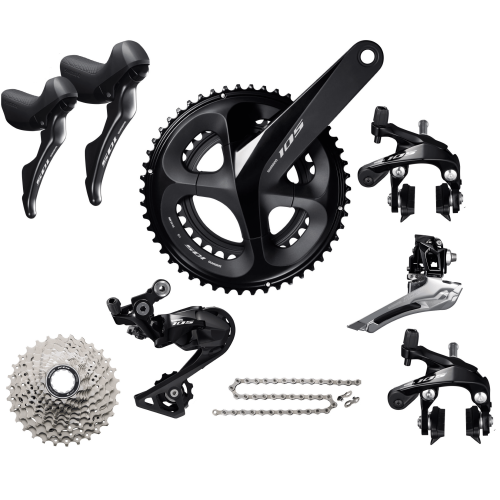 Detaljerad visning av en Shimano 105 R7000-grupp. Svart och silverfärgade komponenter ligger utspridda mot en vit bakgrund, starkt belysta för att framhäva detaljerna.