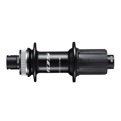 En detaljerad närbild av ett Shimano FH-R7070 baknav, 142x12, i svart. Navet är väl belyst med tydliga detaljer på den räfflade ytan och texten "105".