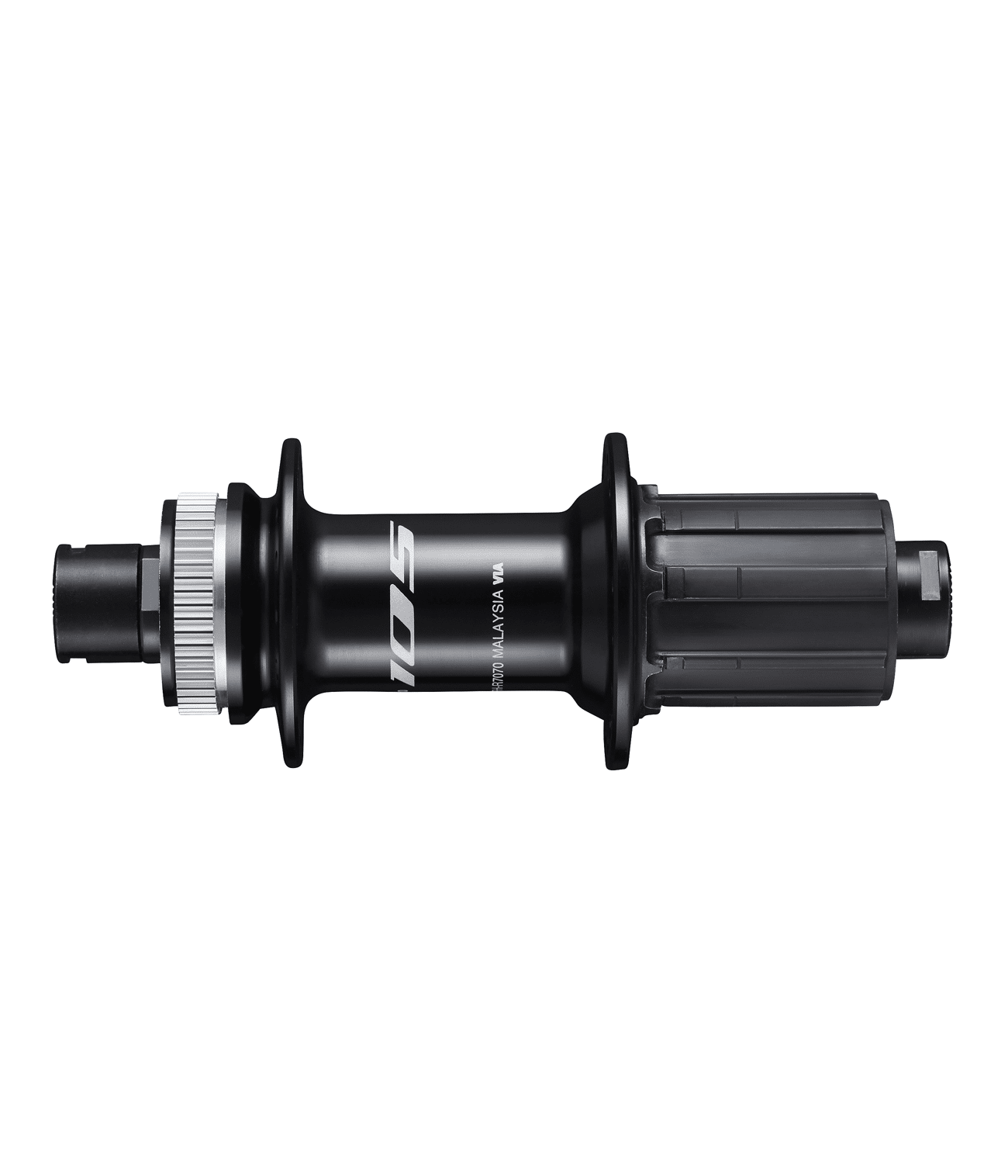 shimano-105-nav.png En detaljerad närbild av ett Shimano FH-R7070 baknav, 142x12, i svart. Navet är väl belyst med tydliga detaljer på den räfflade ytan och texten "105".