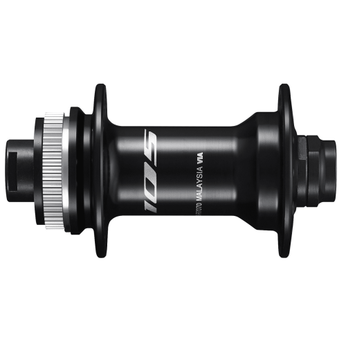 Svart Shimano 105 HB-R7070 framnav i detalj, med silverfärgade räfflor och "105" text. Studioljus framhäver materialens kvalitet och formen. Perfekt för "Framnav Shimano 105 HB-R7070, 10x100".