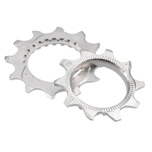 Två silverfärgade Shimano kassett klingor för cykel med microsplin body. Den ena klingan är märkt med 12T, den andra med 16T. Ljuset är jämnt och detaljer framträder tydligt.