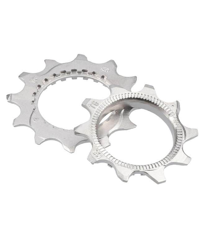 shimano-cs-m9100-cs-m8100-cs-m7100-cs-m6100-cassettes-12-speed-10-12-teeth.jpg Två silverfärgade Shimano kassett klingor för cykel med microsplin body. Den ena klingan är märkt med 12T, den andra med 16T. Ljuset är jämnt och detaljer framträder tydligt.