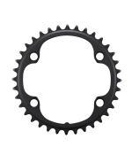 Ett detaljerat, svart Shimano Ultegra FC-R8100 framdrev med 36 tänder mot en ren vit bakgrund. Ljuset framhäver detaljerna och den matta ytan på drevet.