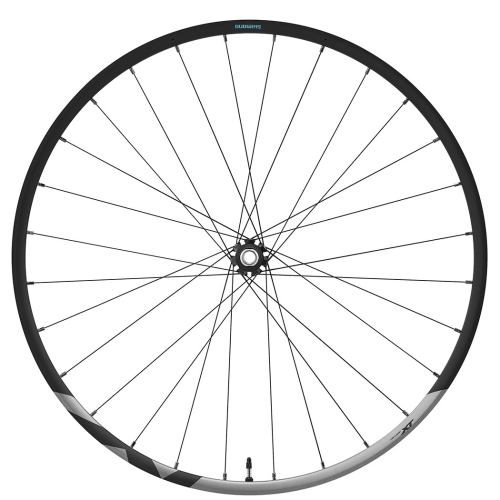 Ett framhjul Shimano XT WH-M8100 29" Boost för skivbromsar avbildas i motljus. Hjulet har svart fälg med silverfärgade detaljer och svarta ekrar.