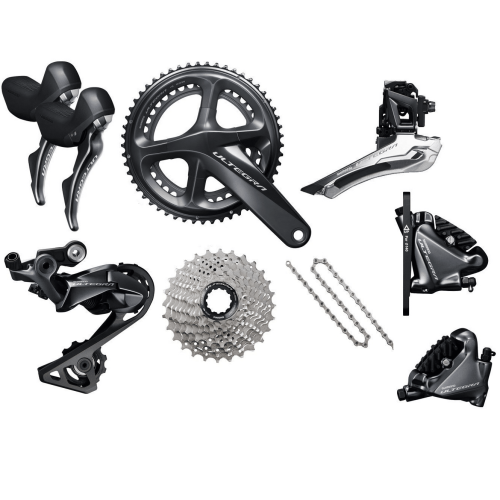 Närbild på en Shimano Ultegra R8020 2x11-växlad grupp. Komponenterna är väl belysta och isolerade på en vit bakgrund, vilket framhäver detaljerna och den moderna designen.