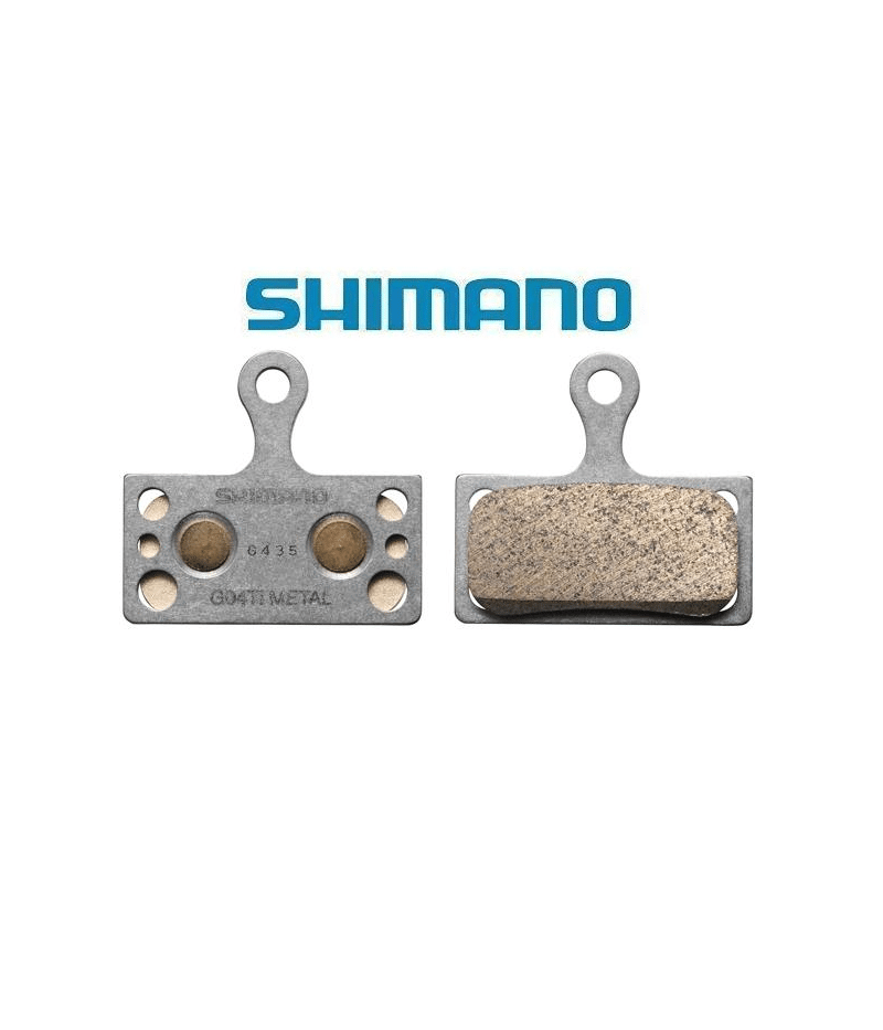 shimano-xtr-g04t1-metall.png Detaljerad bild av Shimano XTR G04Ti metallskivbromsbelägg, två belägg visas med Shimano-logotypen i bakgrunden, bra belysning framhäver detaljer och material.