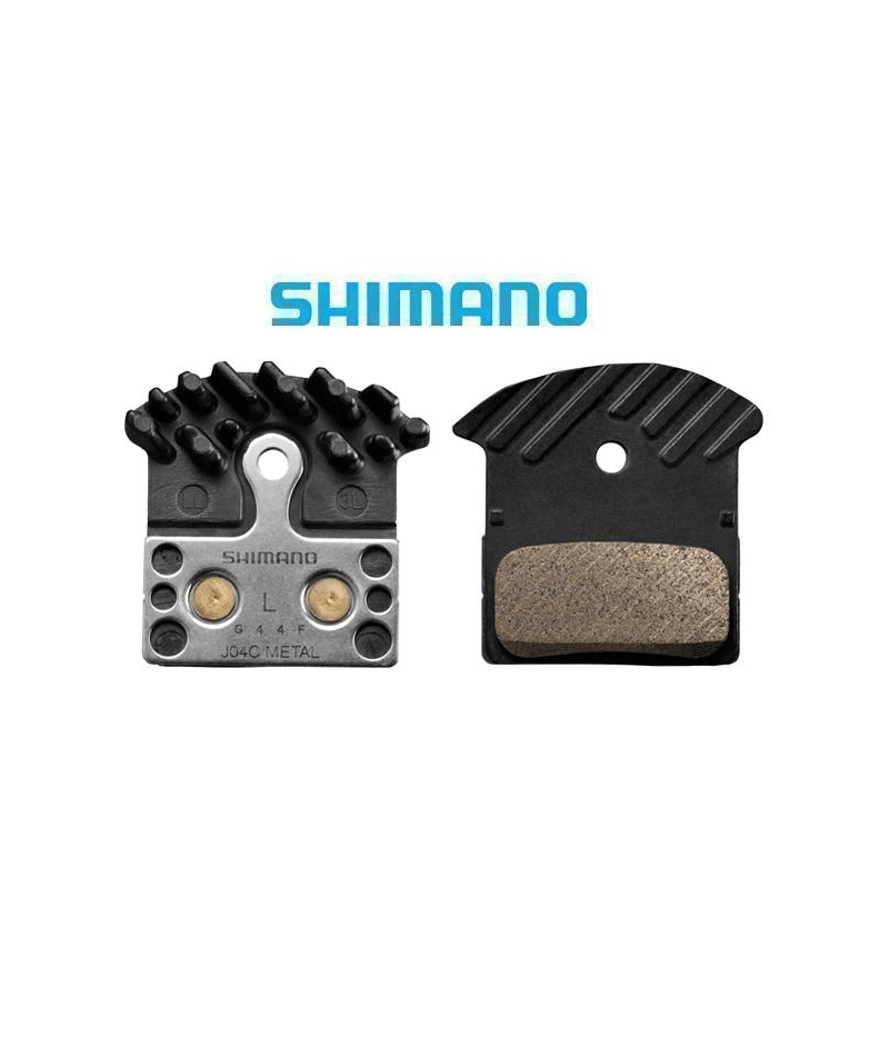 shimano-xtr-j04c-metall.png Två Shimano XTR J04C skivbromsbelägg i metall, tydligt fotograferade mot en vit bakgrund. Belysningen framhäver detaljerna i materialen och designen, vilket skapar en ren och informativ bild.