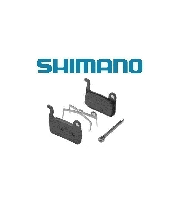 shimano-xtr-m07ti-resin.png Närbild av ett par Shimano XTR M07Ti Resin skivbromsbelägg, fjäder och låspinne. Belysningen är jämn och detaljerna framhävs tydligt mot den vita bakgrunden.