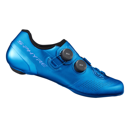 Racer-skor Shimano SH-RC902 S-Phyre i blått är en elegant, aerodynamisk cykelsko med två BOA-knäppningar, svart innerfoder och "S-PHYRE" tryckt på sidan.