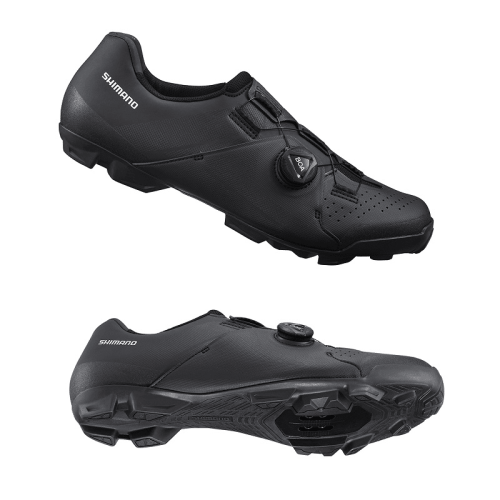 Shimano XC3 MTB-sko i Svart, Extrabred visas från sidan och undersidan med slank design, perforerad tåparti, dreielukking och robust såle - idealiskt för terräng- eller mountainbike-sykling.