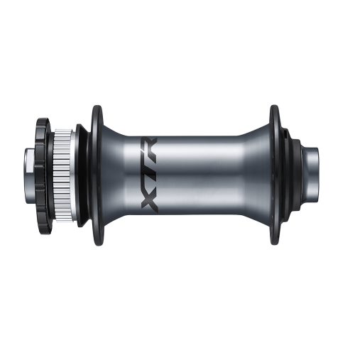 Detaljerad bild av ett Shimano XTR HB-M9110 framnav, 15x110. Silverfärgad metallkonstruktion med XTR-logotyp. Professionell produktfotografering med jämn belysning framhäver navets precision och konstruktion.