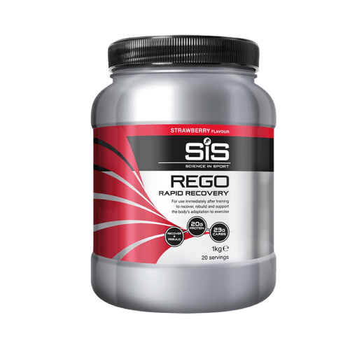 En 1 kg tub med Återhämtningsdryck SiS Rego Rapid Recovery, smak Jordgubb, har en silverfärgad behållare med svart lock och röd, svart och vit design; framhäver protein- och kolhydratinnehåll och innehåller 20 portioner.