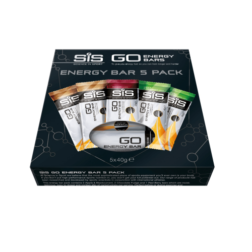 En låda märkt "SIS GO Energy Bar 5-pack mixad" innehåller fem energikakor med olika smaker, var och en individuellt förpackade. Förpackningen är svart med vit text och färgade accenter som representerar olika smaker.