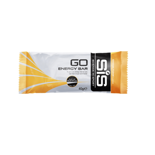 En 40 g SiS GO Energy Bar Banan Fudge i orange och vit förpackning med svarta accenter, märkt som banana fudge-smak. På framsidan finns SiS logotyp och produktinformation, inklusive dess proteininnehåll.